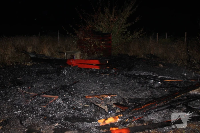 Schuur in boomgaarden vanwege brand verwoest