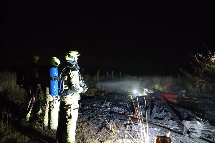 Schuur in boomgaarden vanwege brand verwoest