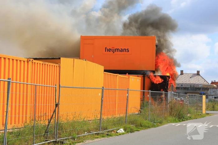 Enorme brand in gestapelde bouwketens