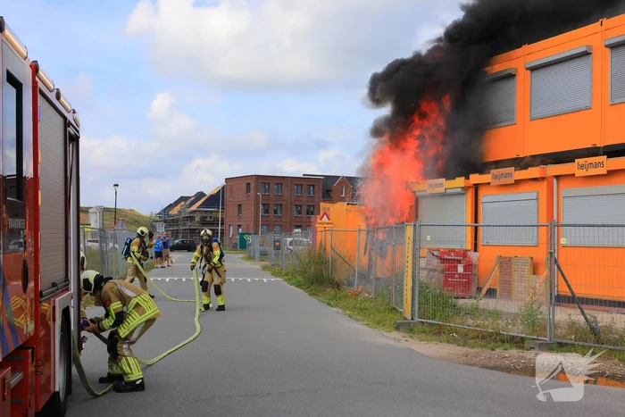 Enorme brand in gestapelde bouwketens
