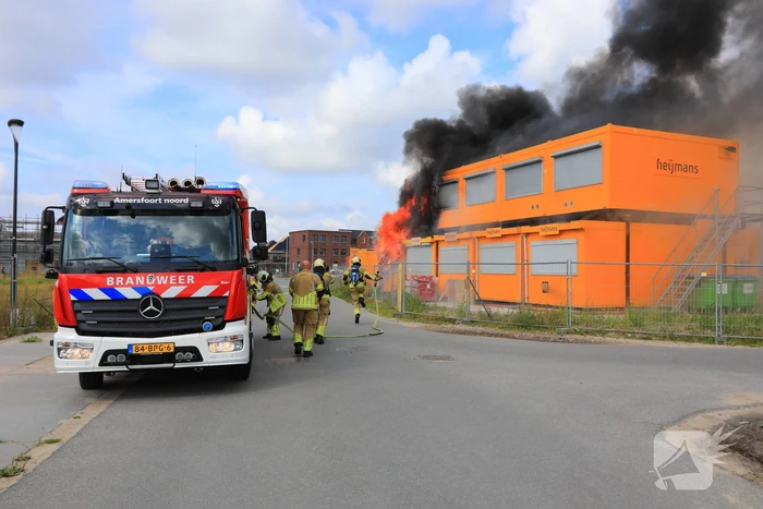 Enorme brand in gestapelde bouwketens