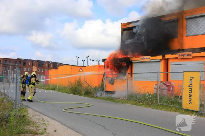 Enorme brand in gestapelde bouwketens