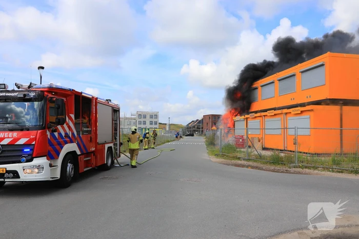 Enorme brand in gestapelde bouwketens