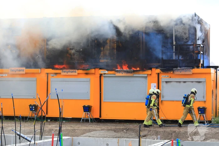 Enorme brand in gestapelde bouwketens