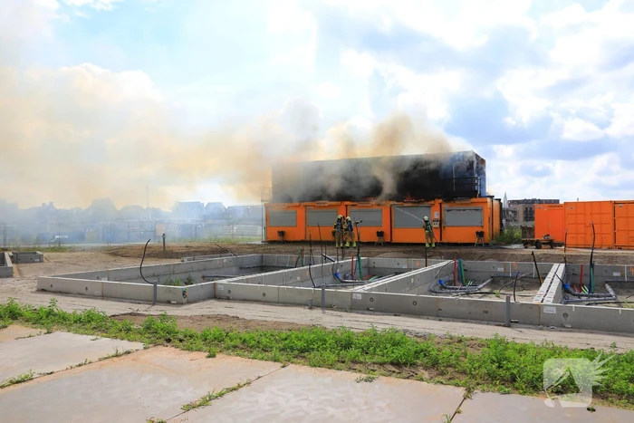 Enorme brand in gestapelde bouwketens