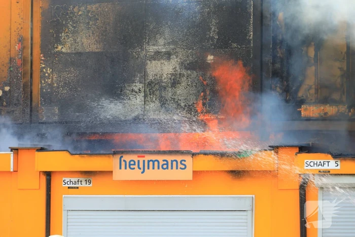 Enorme brand in gestapelde bouwketens