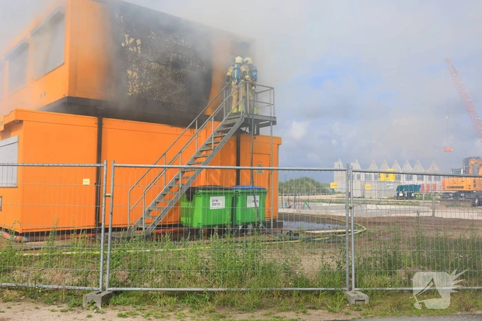 Enorme brand in gestapelde bouwketens