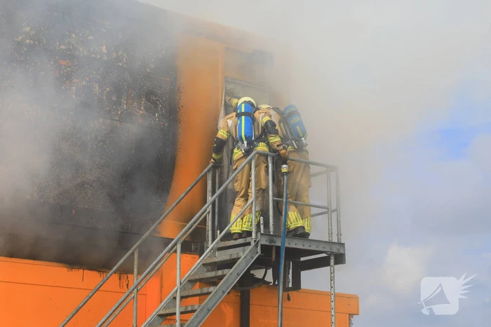 Enorme brand in gestapelde bouwketens