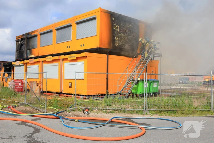 Enorme brand in gestapelde bouwketens