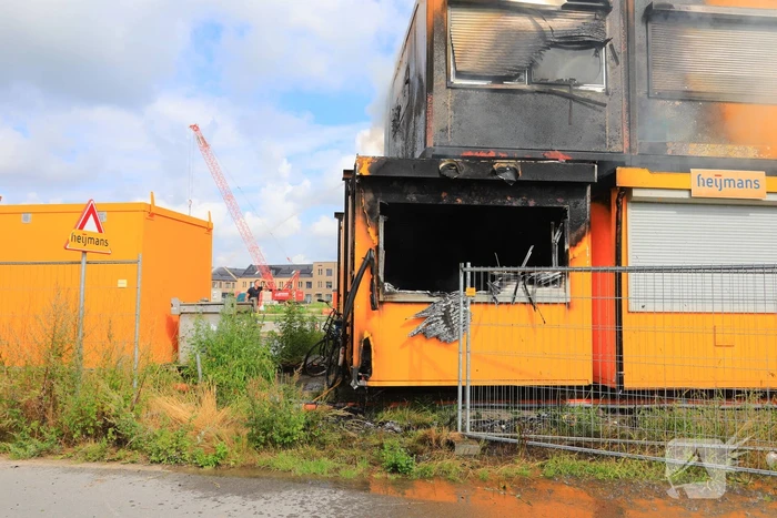Enorme brand in gestapelde bouwketens