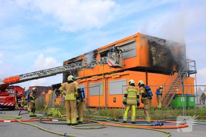 Enorme brand in gestapelde bouwketens