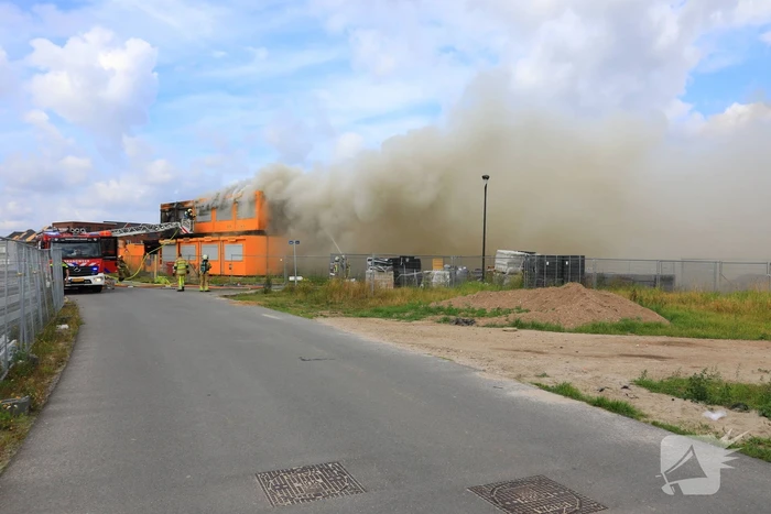 Enorme brand in gestapelde bouwketens