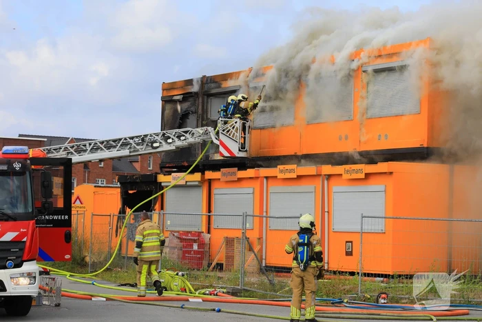 Enorme brand in gestapelde bouwketens