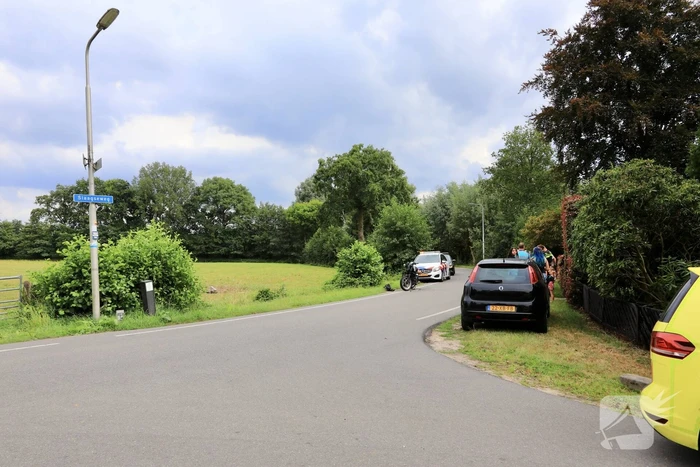 Automobilist en motorrijder botsen op polderweg