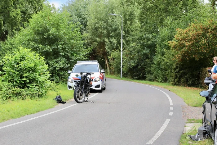 Automobilist en motorrijder botsen op polderweg