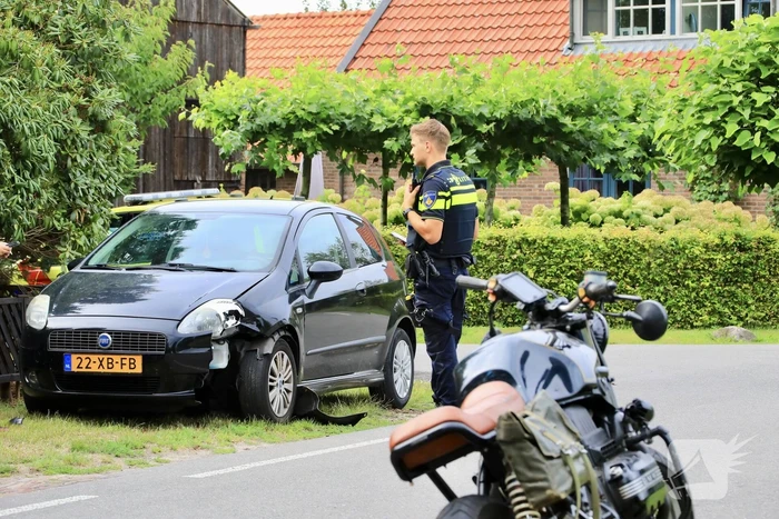 Automobilist en motorrijder botsen op polderweg