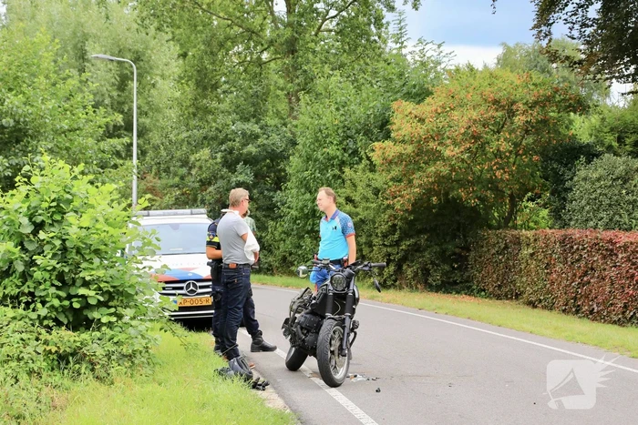 Automobilist en motorrijder botsen op polderweg