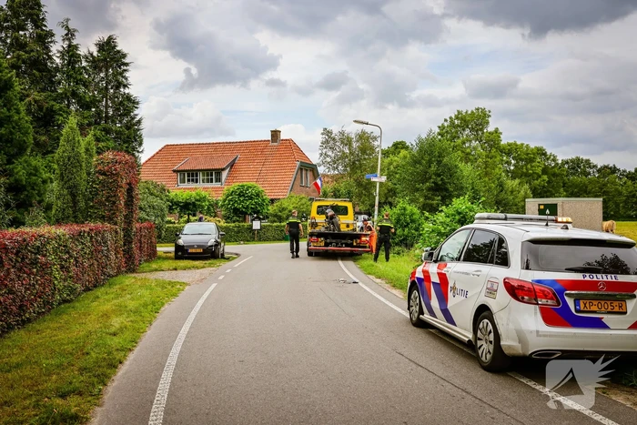 Automobilist en motorrijder botsen op polderweg