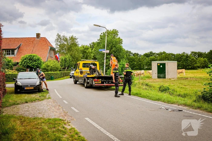 Automobilist en motorrijder botsen op polderweg