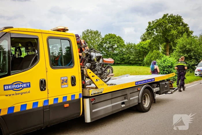 Automobilist en motorrijder botsen op polderweg