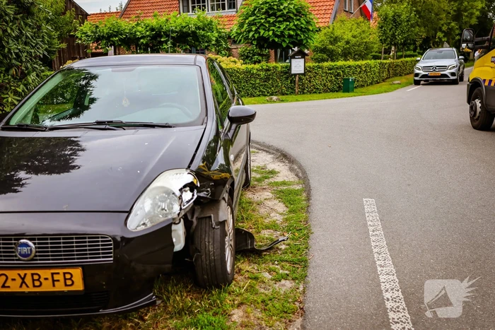 Automobilist en motorrijder botsen op polderweg