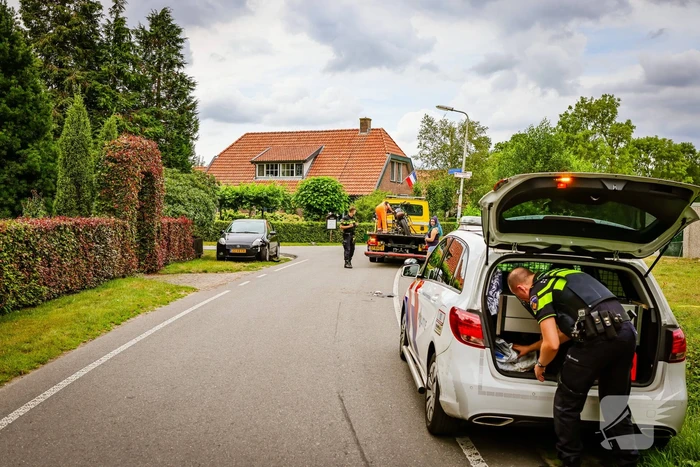 Automobilist en motorrijder botsen op polderweg