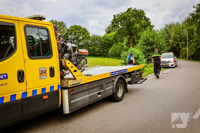 Automobilist en motorrijder botsen op polderweg