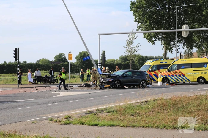 Twee gewonden bij botsing op kruispunt