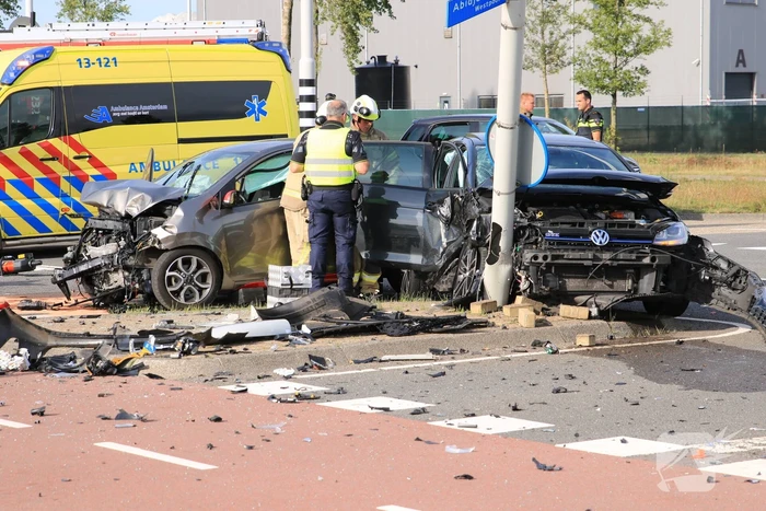 Twee gewonden bij botsing op kruispunt