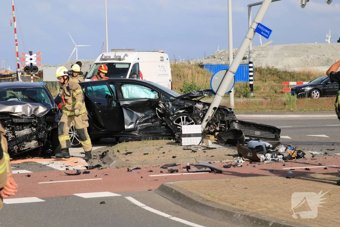 Twee gewonden bij botsing op kruispunt