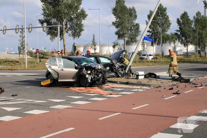 Twee gewonden bij botsing op kruispunt