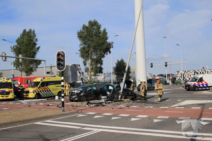 Twee gewonden bij botsing op kruispunt