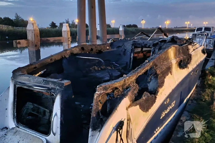 Plezierboot onder Kerkebrug volledig verwoest vanwege brand