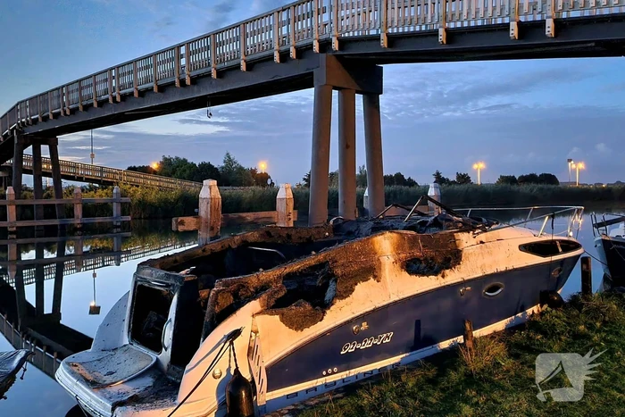 Plezierboot onder Kerkebrug volledig verwoest vanwege brand