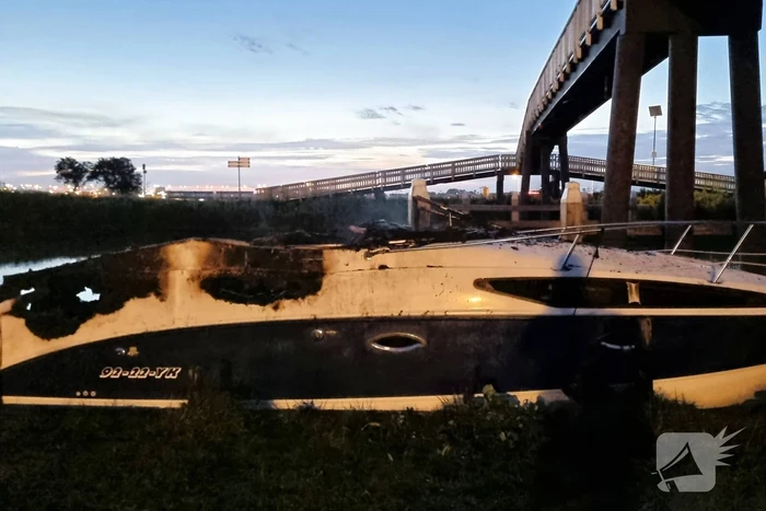 Plezierboot onder Kerkebrug volledig verwoest vanwege brand