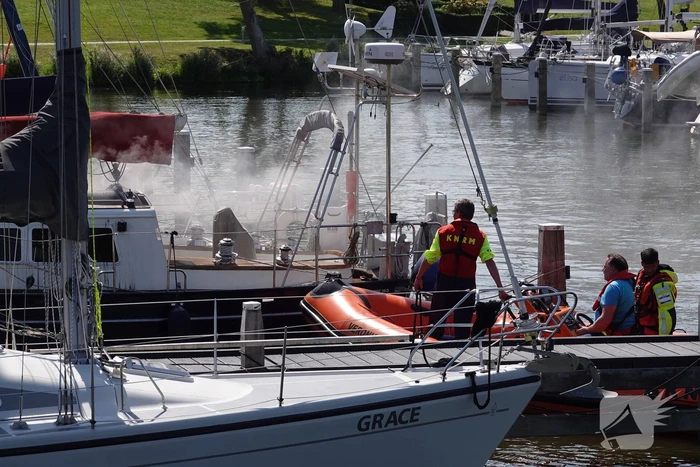 Brand op zeilboot in jachthaven Buyshaven