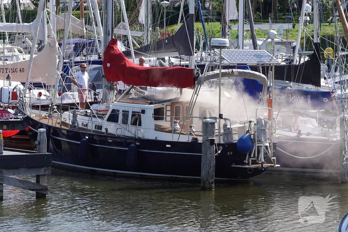 Brand op zeilboot in jachthaven Buyshaven