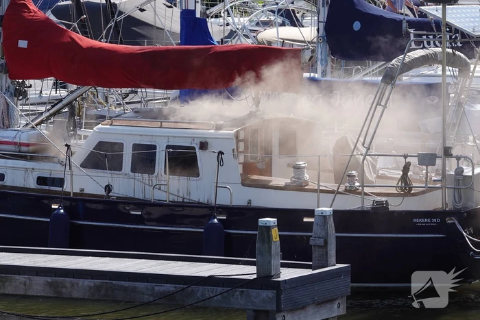 Brand op zeilboot in jachthaven Buyshaven