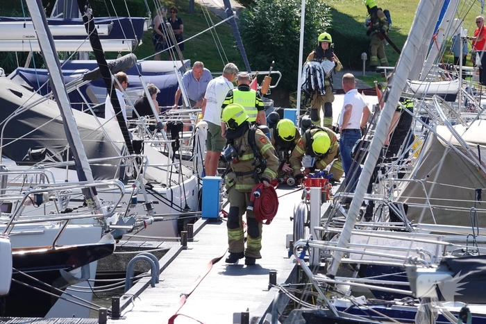 Brand op zeilboot in jachthaven Buyshaven