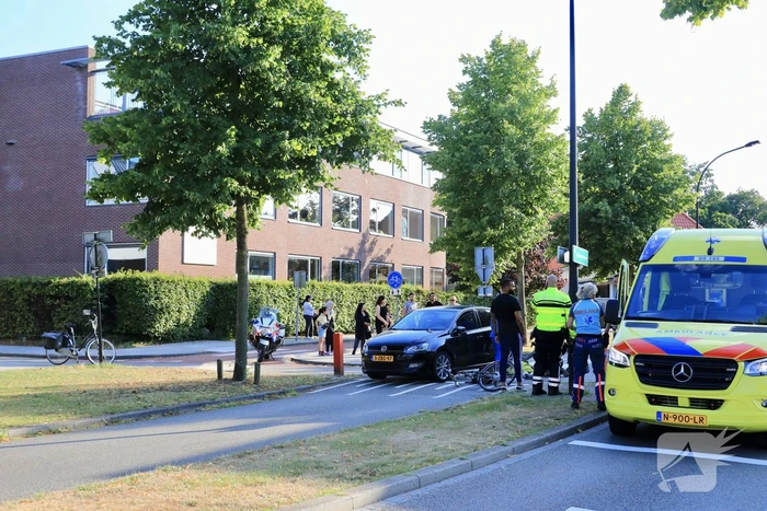Overstekende fietsster ernstig gewond bij aanrijding