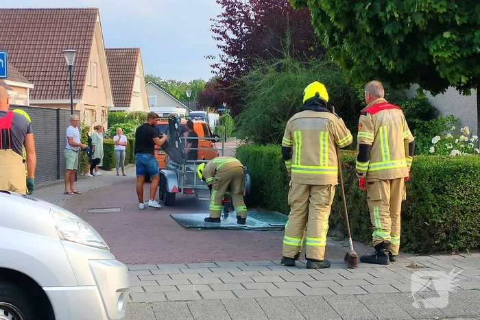 Aanhangwagen met glas valt op straat