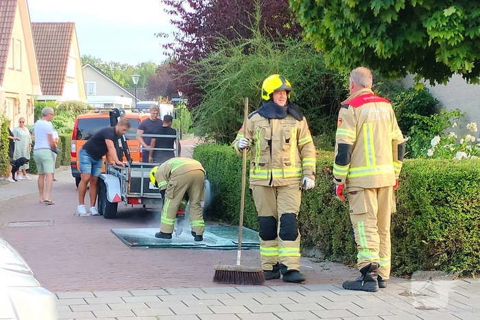 Aanhangwagen met glas valt op straat