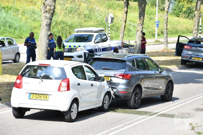 Twee personenwagens betrokken bij kop-staart botsing