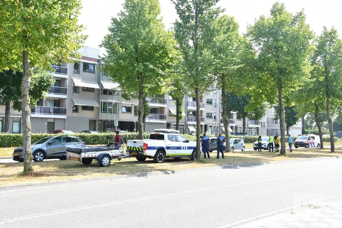 Twee personenwagens betrokken bij kop-staart botsing