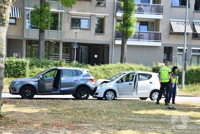 Twee personenwagens betrokken bij kop-staart botsing