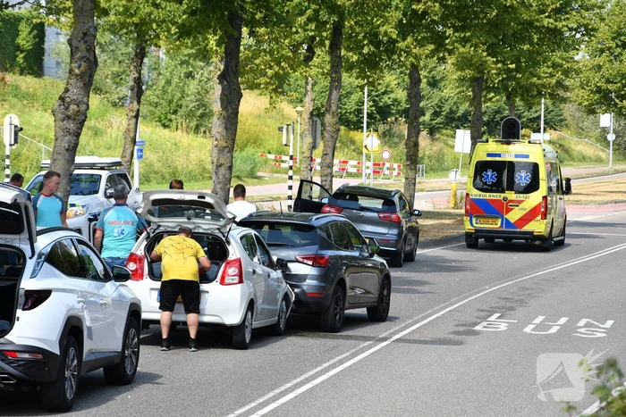 Twee personenwagens betrokken bij kop-staart botsing