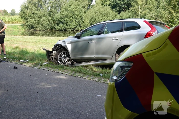 Auto rijdt in op geparkeerde auto