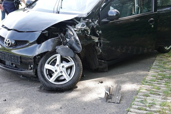Auto rijdt in op geparkeerde auto