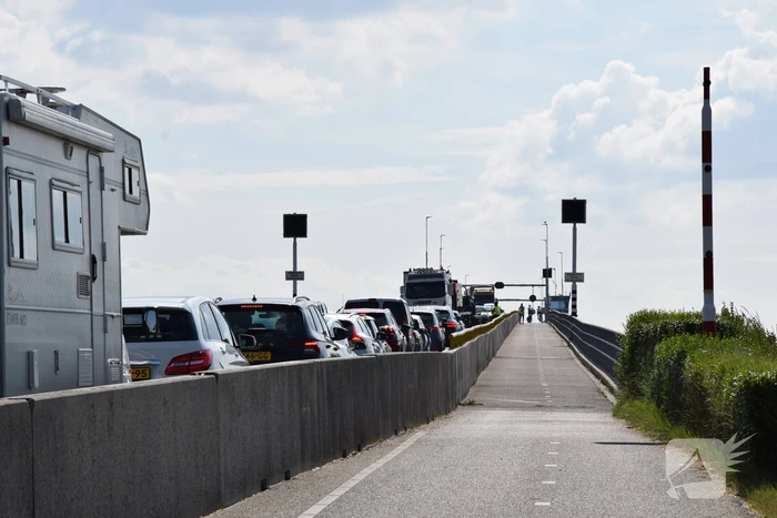 Vrachtwagen schampt wand Zeelandbrug na klapband