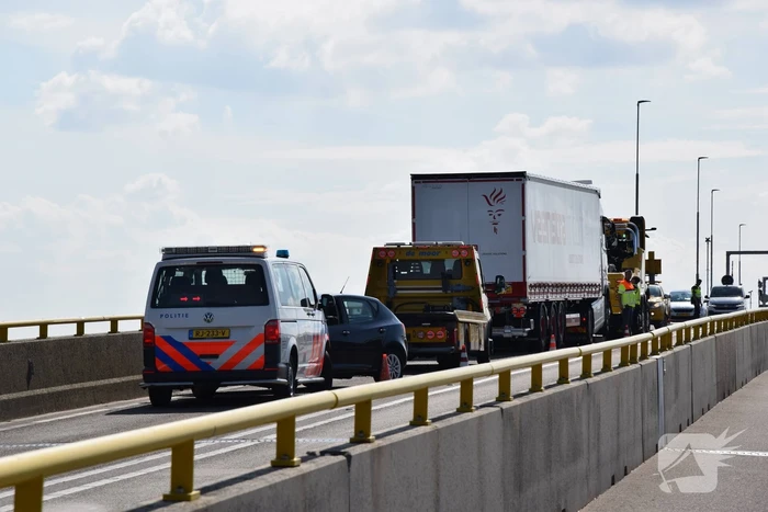 Vrachtwagen schampt wand Zeelandbrug na klapband